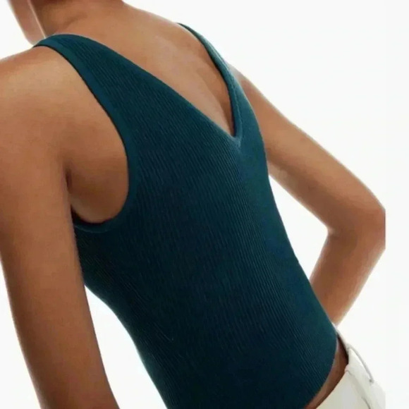 Aritzia color herbage green
Sculpt Knit Double V Tank Size S - Picture 4 of 6